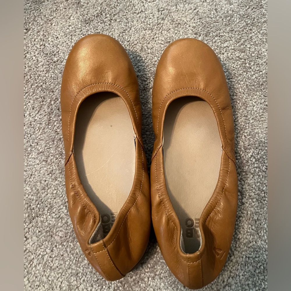 Abeo Women's Tan Flats